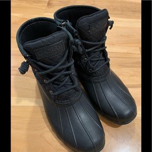 SPERRY! BLACK RUBBER QUILTED RAIN BOOT SZ 7